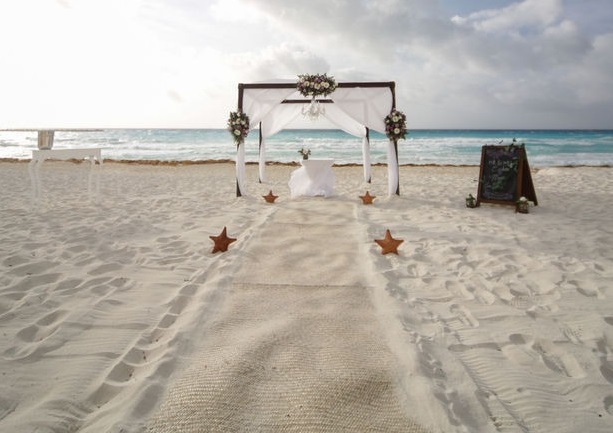 Boda sencilla en la playa de Cancun con pocos invitados